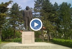 В селото се гордеят с единствения паметник на Ленин в