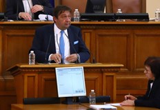 Този срок е вследствие на натрупано забавяне от януари до