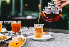 Освен това тази напитка детоксикира тялото от токсини които влошават