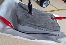 В състава на експерименталната плочка са примесени метални стърготини и