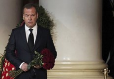 Освен това Медведев поиска враговете на руското общество да бъдат