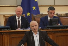 Двете партии използваха редица процедурни хватки за да отложат заседаниетоСлед