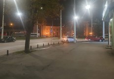 Има сериозни материалните щети по предницата на автомобилаЛек автомобил се