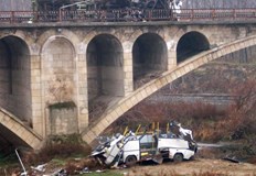 През 2006 г край Бяла Русенско камион блъска автобус и