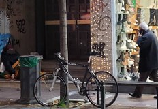 Бездомникът е баща на 5 деца и живее във входа