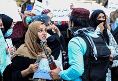Талибаните използваха водно оръдие за да разпръснат група жени протестиращи