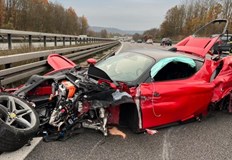 За щастие шофьорът на спортен автомобил е само леко пострадалНеговото