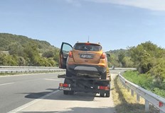 Заради повреден маркуч лизингов автомобил стои вече 3 месеца в