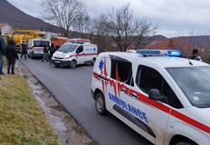 Стотици етнически сърби издигнаха барикади на път в Северно КосовоСтотици