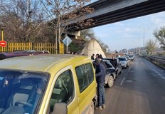 Причина за недоволството са опашките от камиони които затрудняват движението