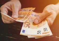 През първите шест месеца на работа заплатата ще бъде най малко