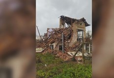 По чудо собственикът оцеляГръмнала газова бутилка събори къща в село