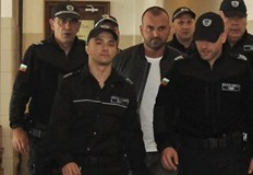 Срещу 200 лева единият от полицаите не е тествал за