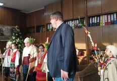 Председателят на Общинския съвет поднесе лакомства на малчуганитеПредседателят на Общинския