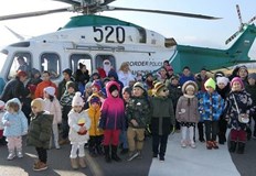 Дядо Коледа и Снежанка пристигнаха в авиобазата на ГД Гранична