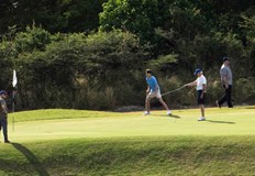 Голф игрището предлага впечатляващи гледки към сините води на Карибско