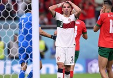 39 годишният защитник е със счупена лакътна кост на лявата ръка