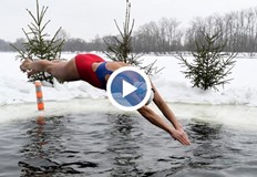 Десетки мъже и жени се гмурнаха в ледените водиЛюбителите на