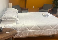 Спалните се отличават с прост дизайн и минимално обзавежданеОткакто Илон