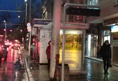 Материалите от които спирката е направена вече са силно напукани