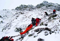 Спасители се опитват да стигнат до местонахождението муСпасители се опитват