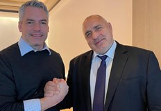 Лидерът на ГЕРБ стиска крепко ръката на австрийския канцлер Карл