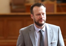 Дали президентът може да излезе на площада с вдигнат юмрук