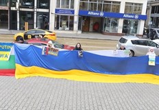 Рано тази сутрин недоволните посрещнаха митрополит Антоний и посланичката на