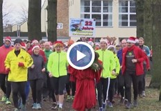 Участниците тичат 5 километра а наградата е греяно виноСтотици жители