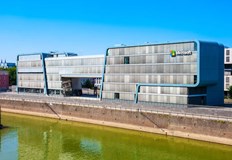 Американският технологичен гигант е принуждавал потребителите към приемане на рекламни