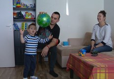 Детето има нужда от редовна рехабилитация заради заболяването сиПостоянната рехабилитация