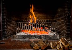 Италианка запали камината в дома си за коледа и запали