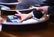 Гласуването с хартиена бюлетина остава Депутатите в правната комисия отхвърлиха