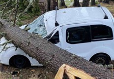 Ураганният вятър придружен с дъжд се е развихрил около три