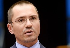 Това което трябва да направим е да поискаме обсъждане на