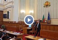 Скандал с класифицирана информация в залата на Народното събраниеДепутати от