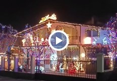 Семейството започва да поставя украсата още през октомври месецСемействоЛамбеви от