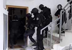 Прокурори и полицаи претърсват домовете на хора от кримиконтингента свързани