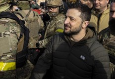 Девет месеца след началото на военните действия Володимир Зеленски изглежда