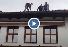 Баща му пък се е завързал за стълб в знак