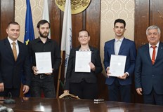 Те получават почетна грамота и ежегодна стипендияВ навечерието на студентския