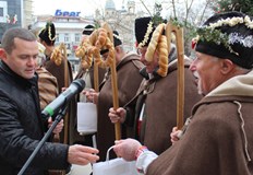 Кметът Пенчо Милков посрещна днес коледарска група от НиколовоВ навечерието