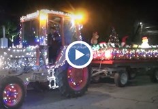 Машината е украсена с лични средства от кметаКоледен трактор радва