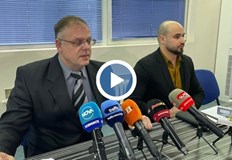 Мъжът редовно заключвал семейството си без тяхното съгласие заради болна