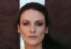 Причината за това е че актрисата не може да разчита