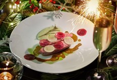 Преяждането създава стрес за тялотоМасата за празнична вечеря може да