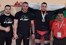 При третия си опит с 220 кг Насар си осигури