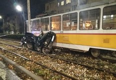 22 годишният шофьор на размазаната кола е настанен в болницаПърви кадри