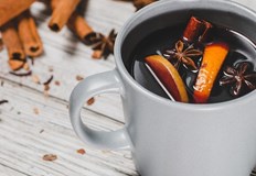 Не пропускайте да си приготвите домашно греяно вино по коледните