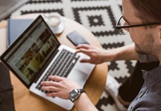 Най висок е делът на лицата работещи предимно от вкъщи в